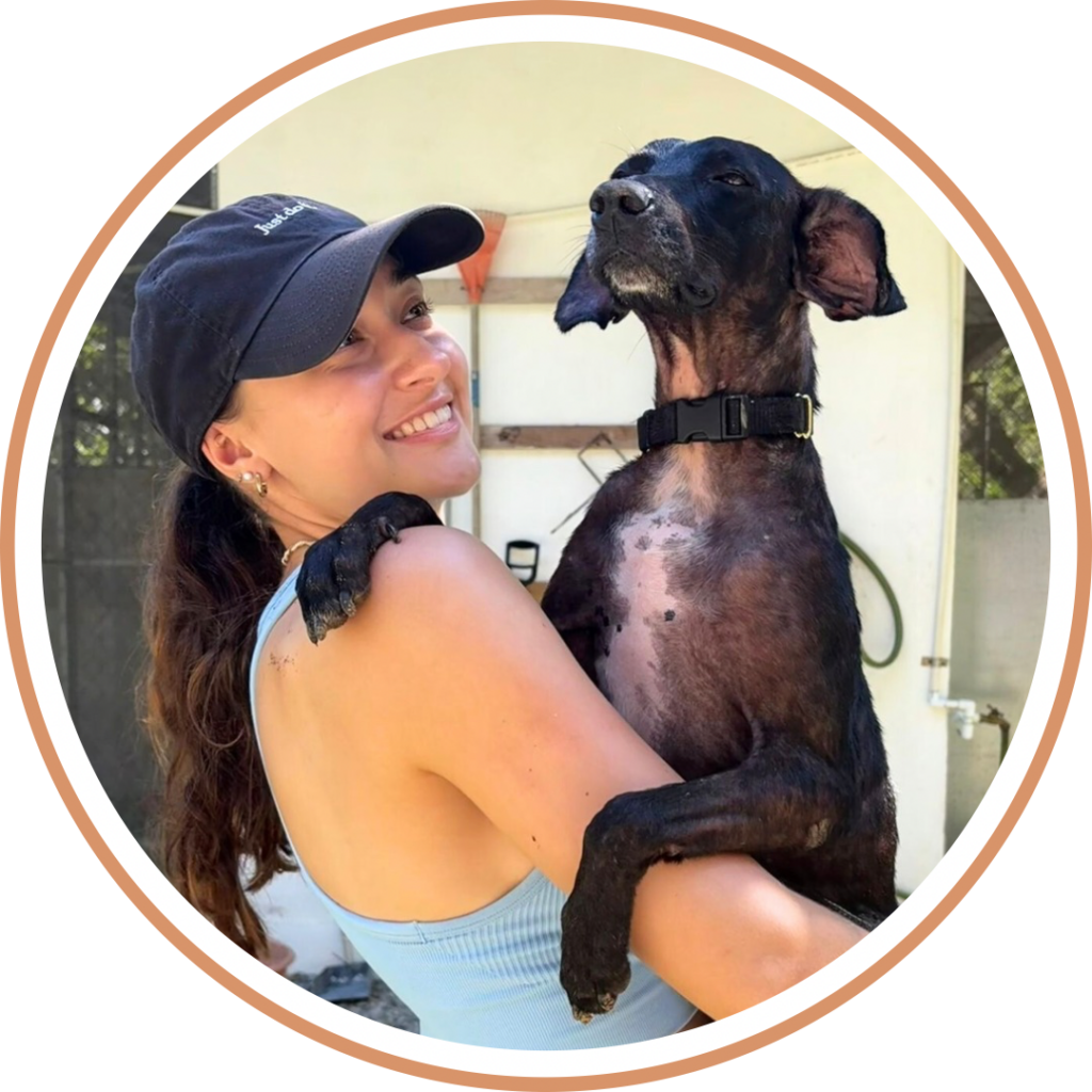Voluntario con un perro llamado Chomp