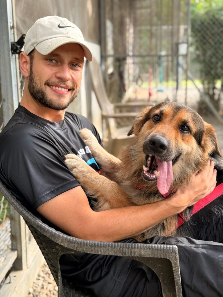 Tyler y el tipo sonriendo para la cámara