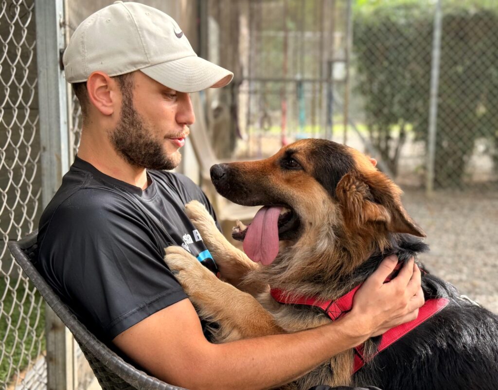 Tyler disfrutando de su humano