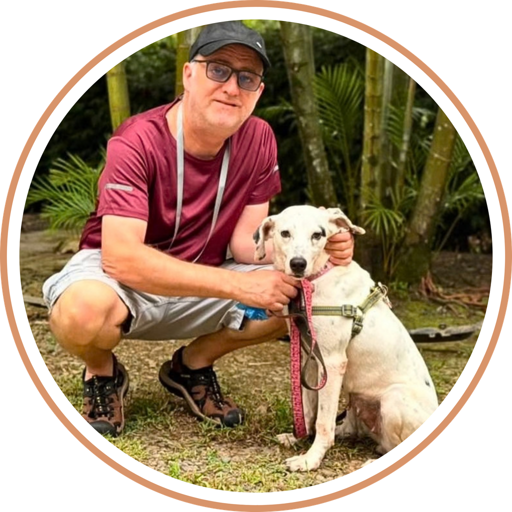 Malcom voluntario con perro Dottie