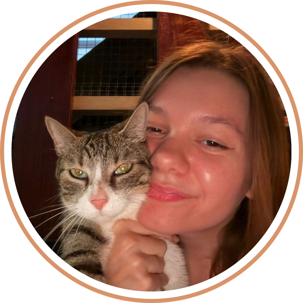 Voluntaria Nicole holding gato