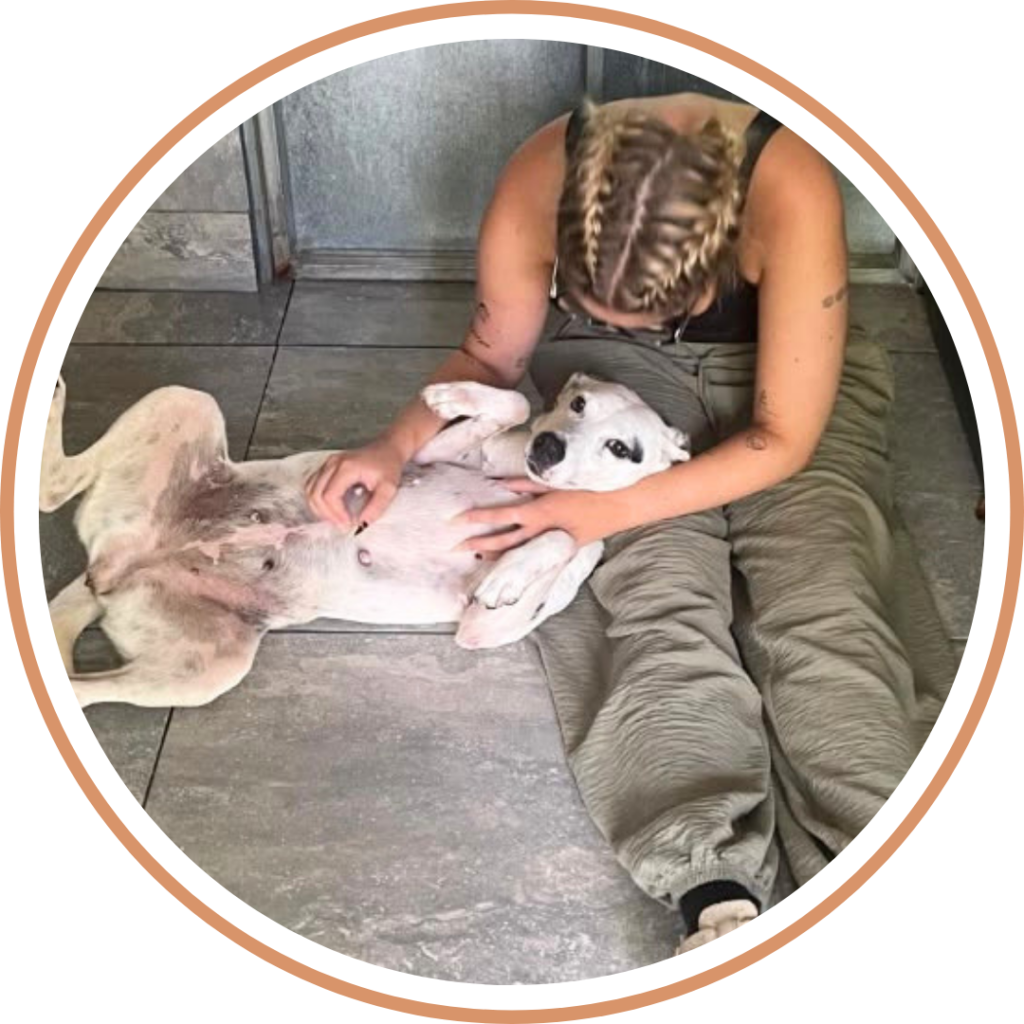 Voluntario Emely pasa tiempo de calidad con el perro Dottie.
